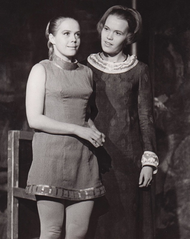 File:Tuuling, Anne (Julia – Mari Lill, sinjoora Capuletti – Anne Tuuling. Shakespeare’i„Romeo ja Julia”. Noorsooteater, 1969, erakogu).jpg